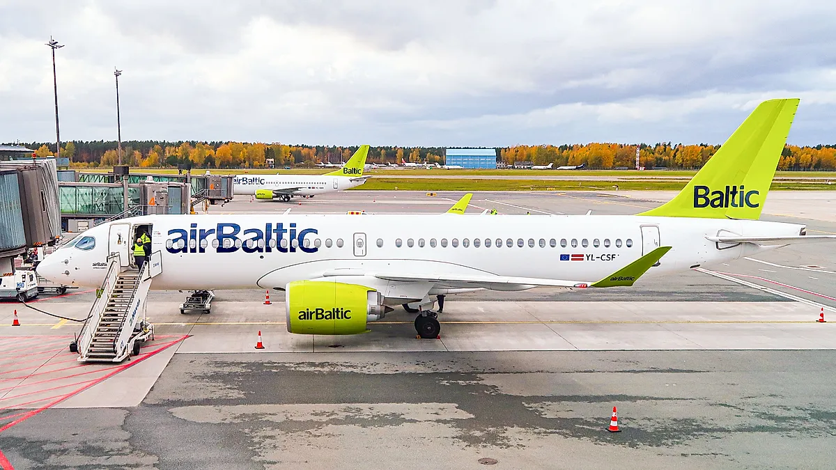 Airbus A220-300 aircraft profile