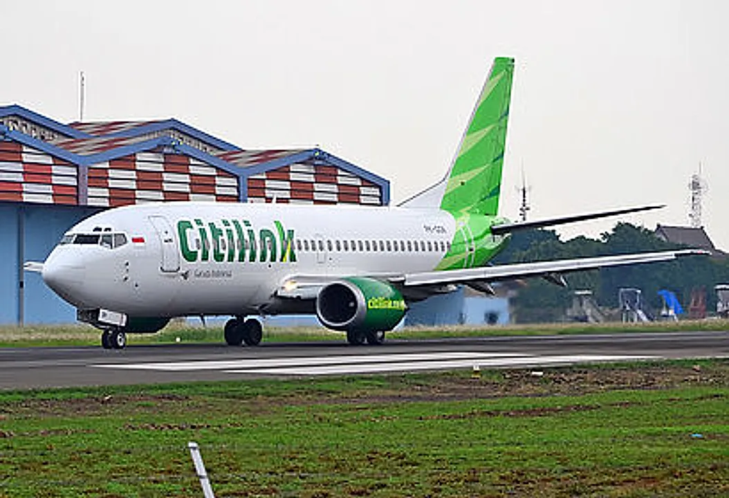 Boeing 737-3U3 aircraft profile