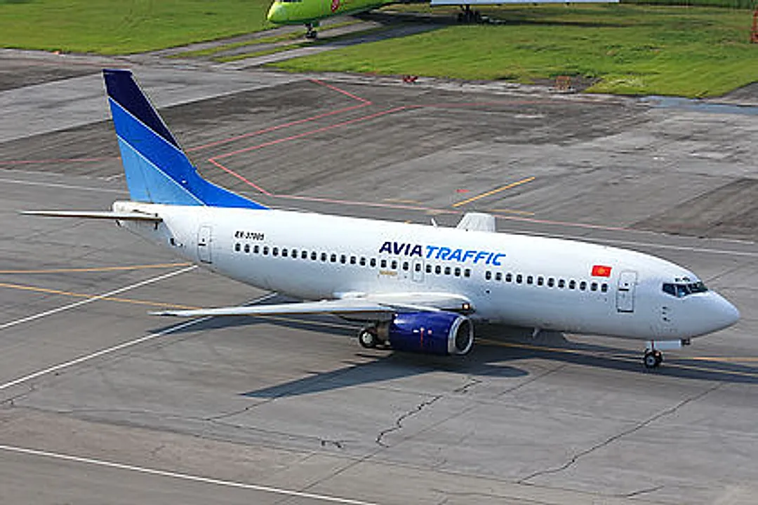 Boeing 737-3Y0 aircraft profile