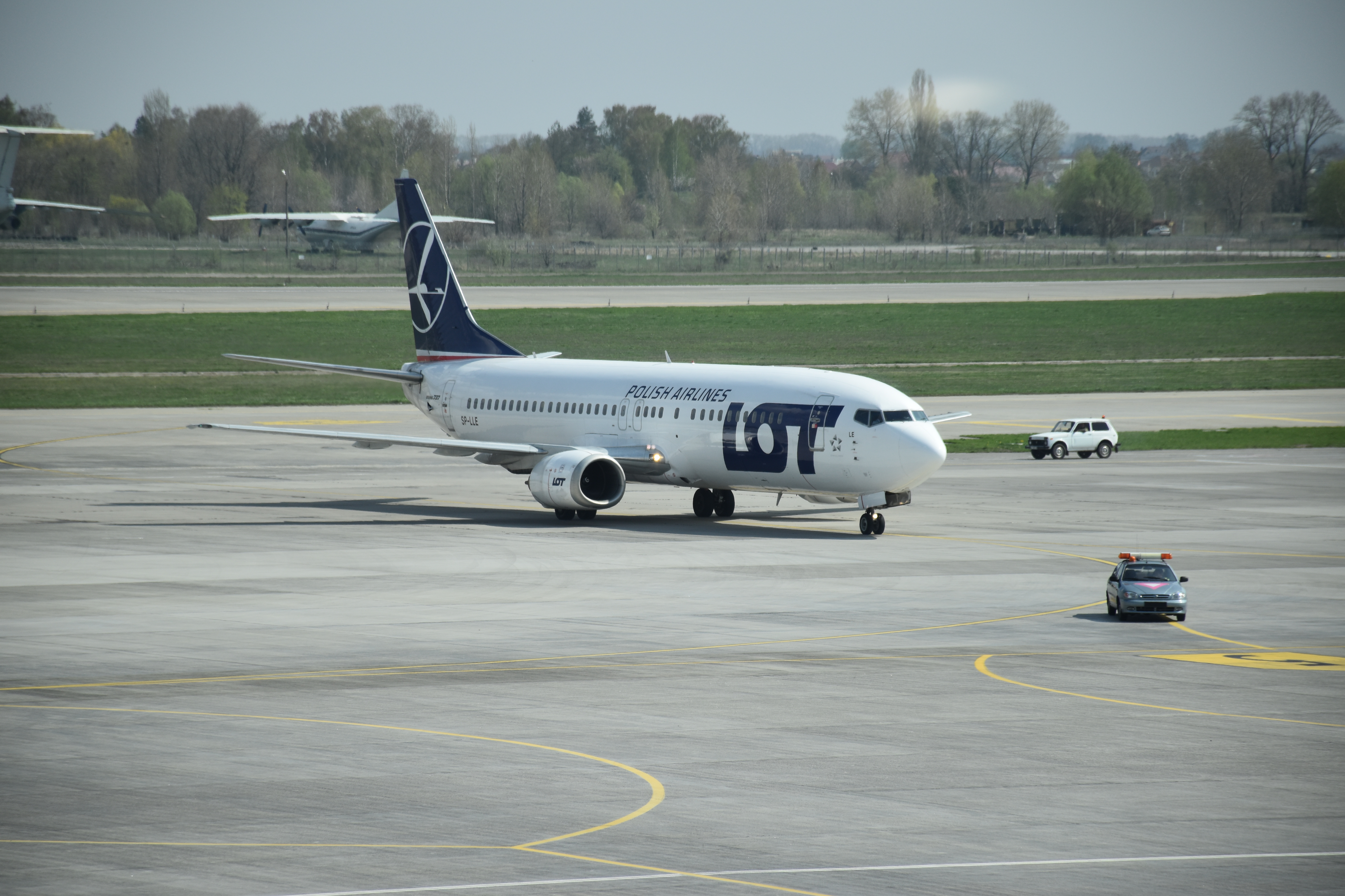 Boeing 737-400 and Boeing 737-400 aircraft profile