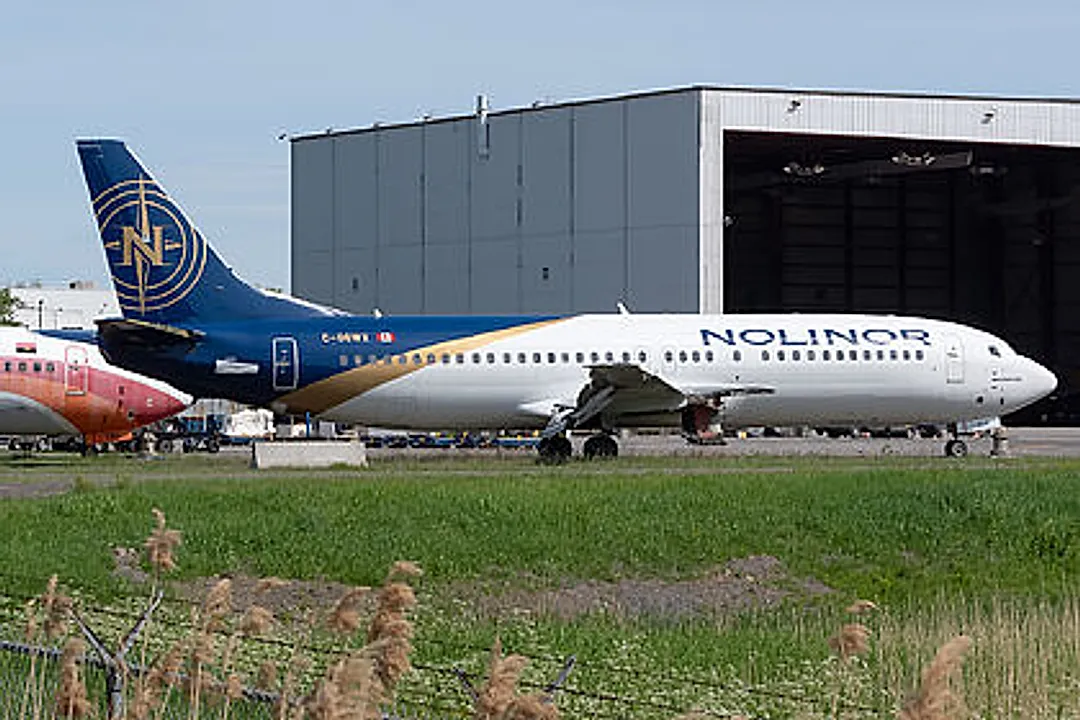 Boeing 737-408 aircraft profile