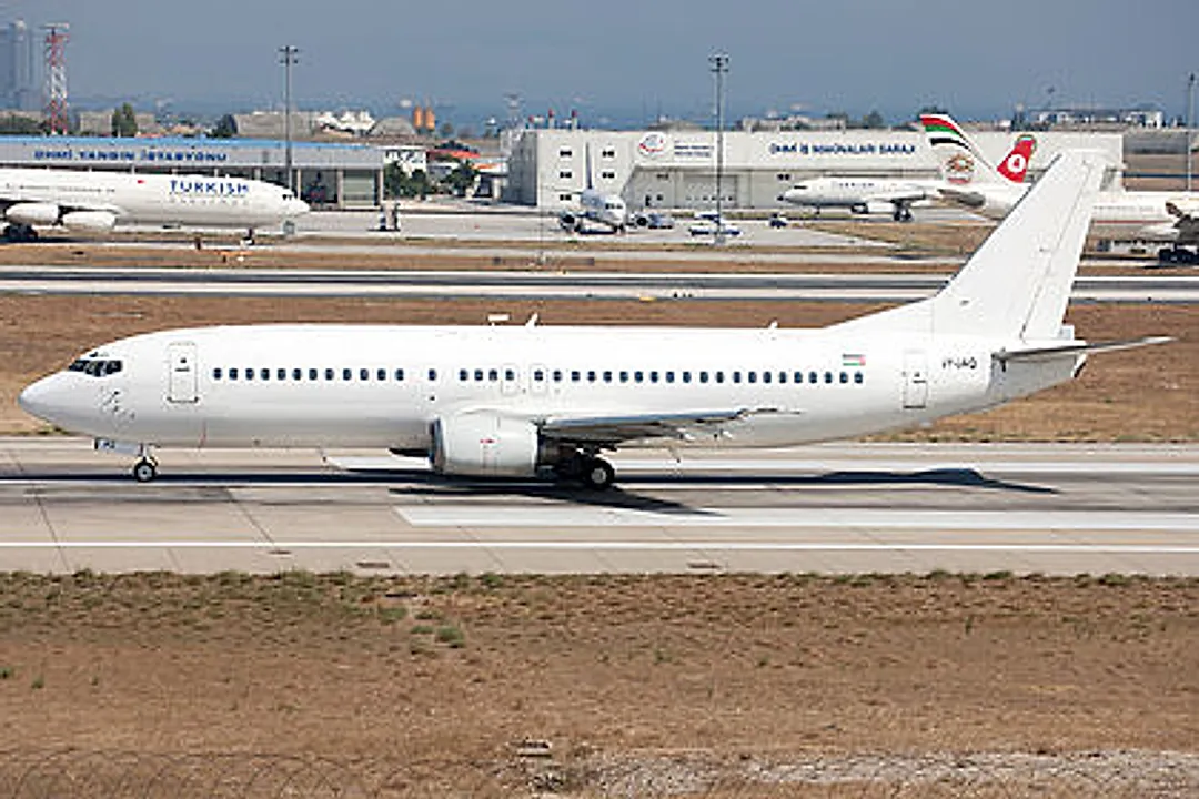 Boeing 737-46J aircraft profile