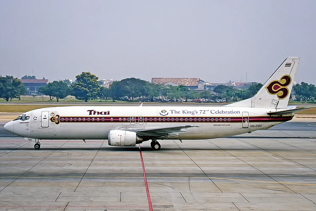 Boeing 737-4Y0 (SF) aircraft profile