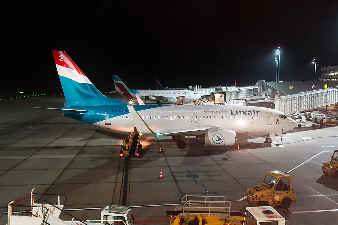 BOEING 737-700 aircraft profile