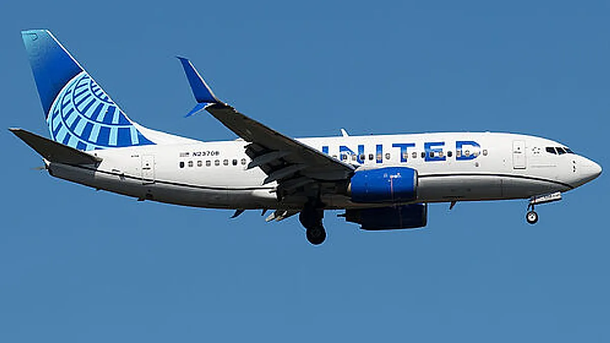 Boeing 737-724 aircraft profile
