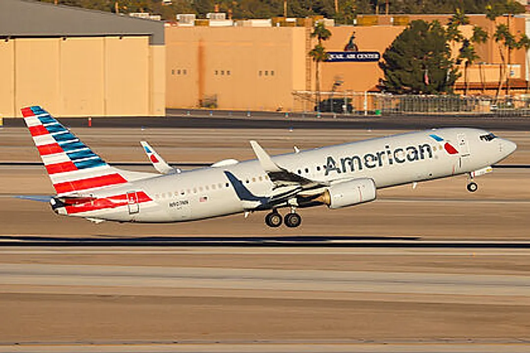 BOEING 737-823 aircraft profile