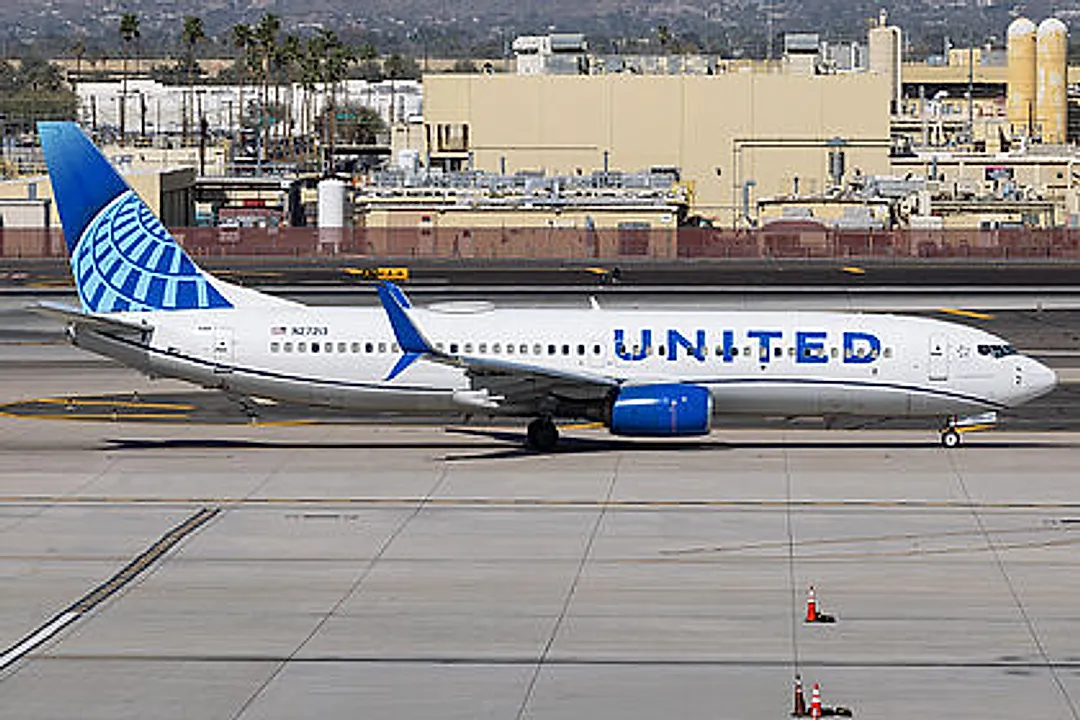 BOEING 737-824 aircraft profile