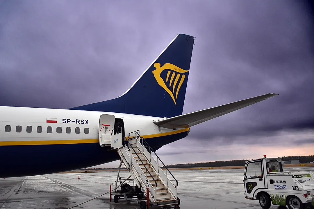 Boeing 737-8AS aircraft profile