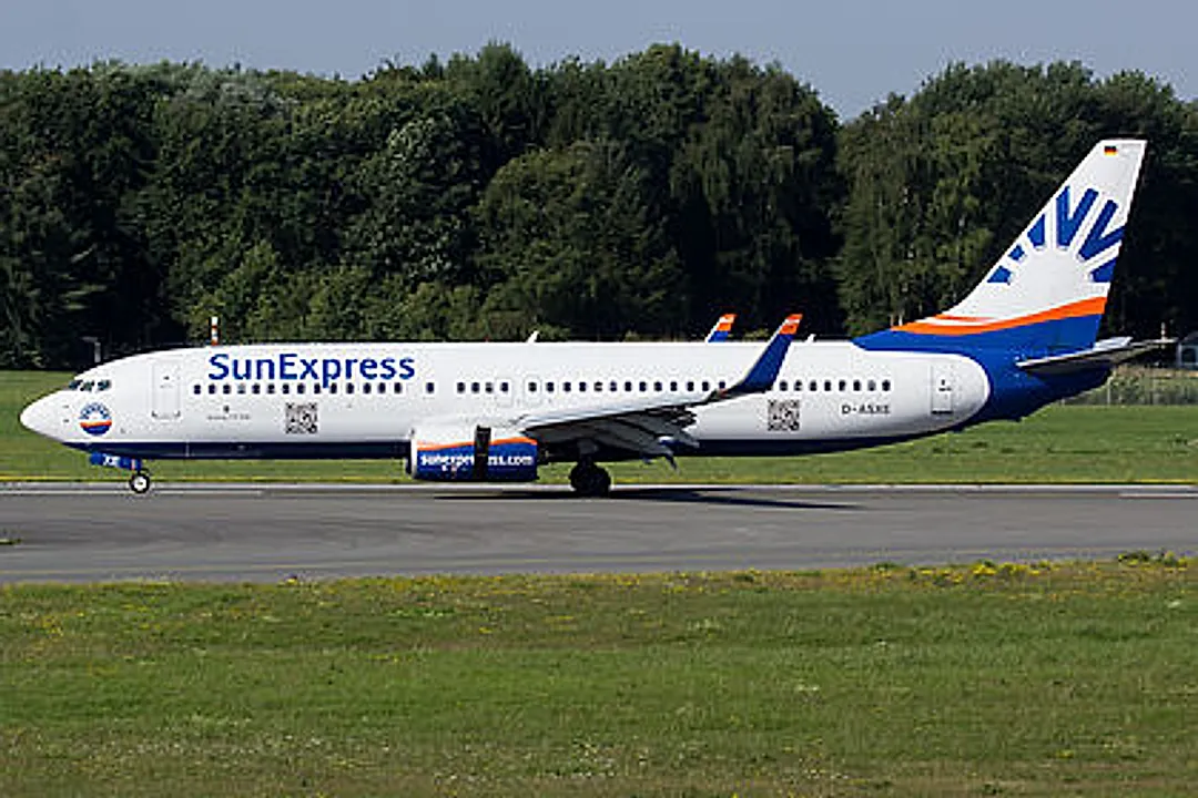 Boeing 737-8CX (WL) aircraft profile