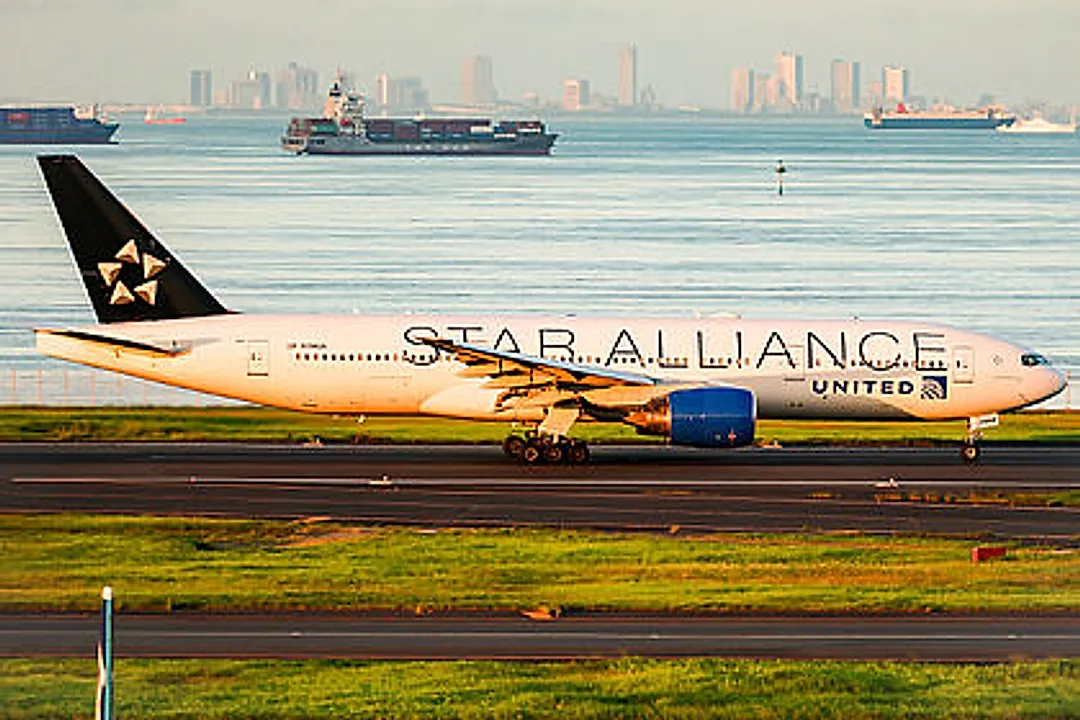 Boeing 777-222ER aircraft profile