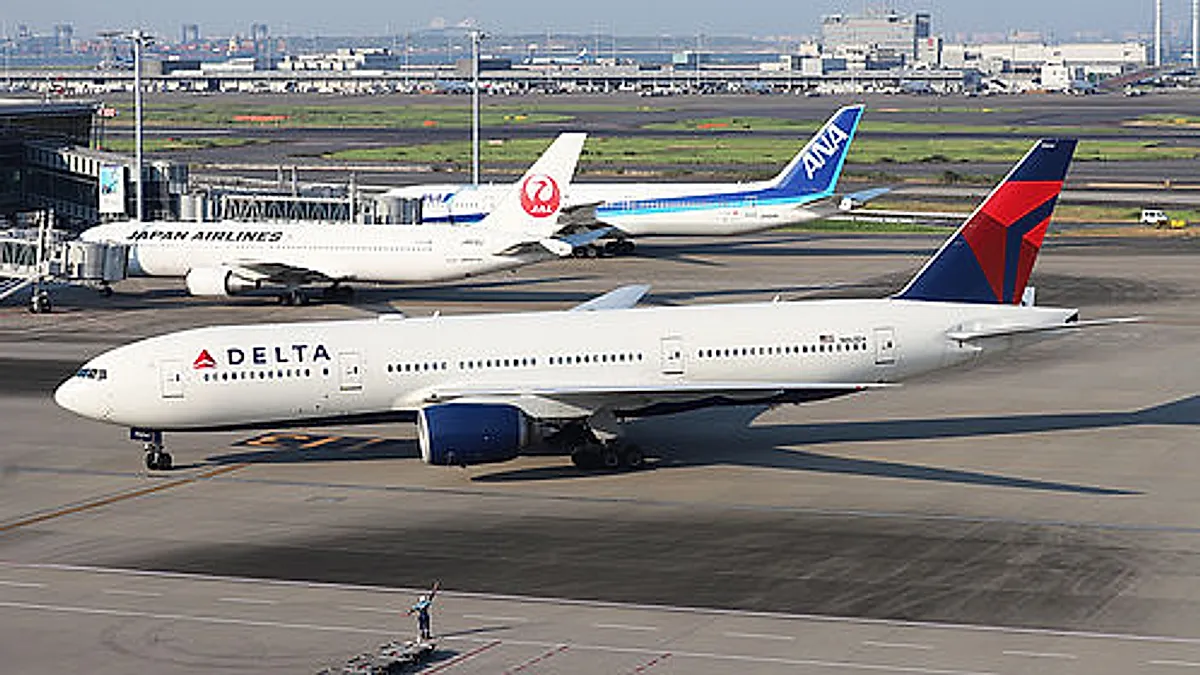 Boeing 777-232 aircraft profile