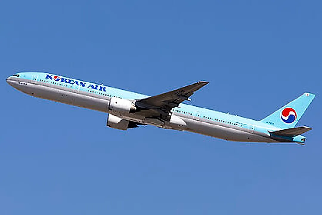 Boeing 777-3B5 aircraft profile