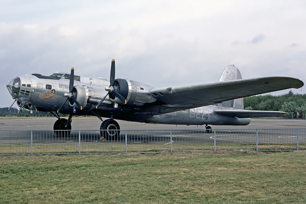 Boeing B-17G Flying Fortress aircraft profile