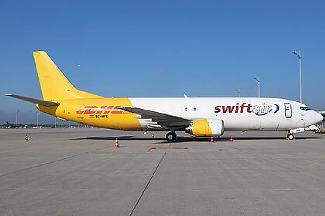 Boeing B737-400SF aircraft profile
