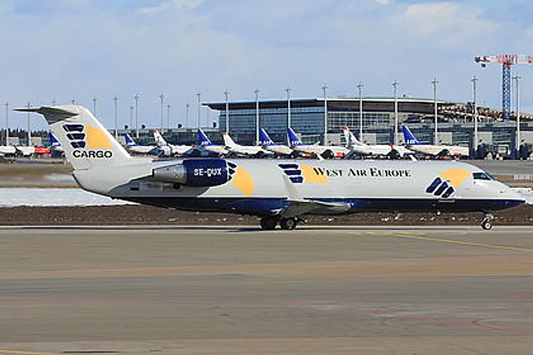 Canadair CL-600-2B19 Regional Jet CRJ-200PF aircraft profile