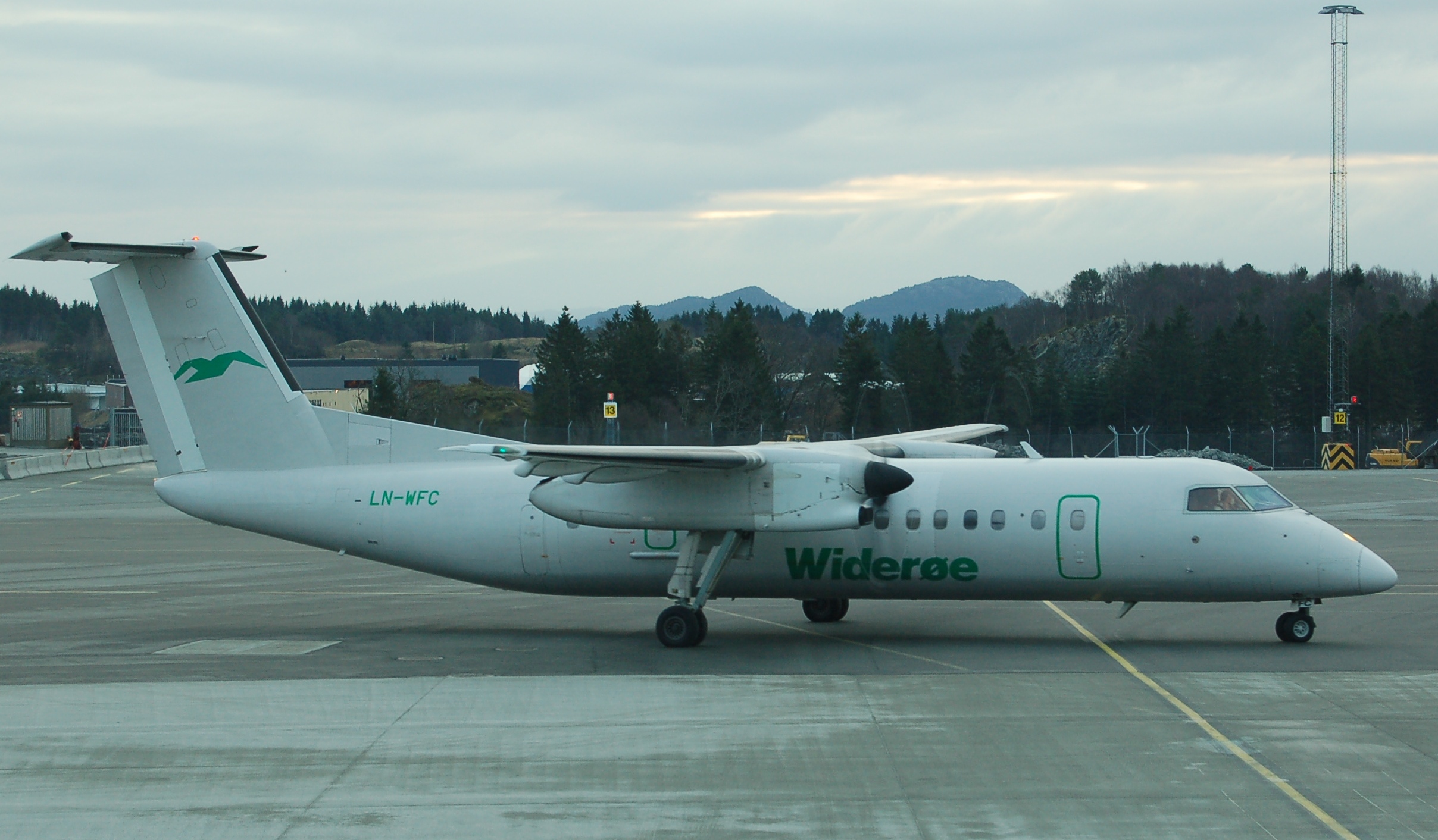 de Havilland Canada DHC-8-311 aircraft profile