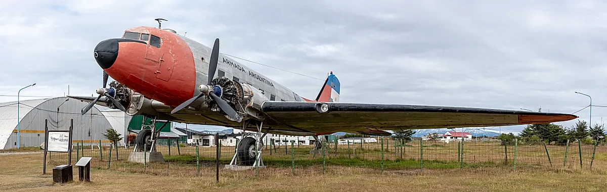 Douglas DC-3 (R4D-1) aircraft profile