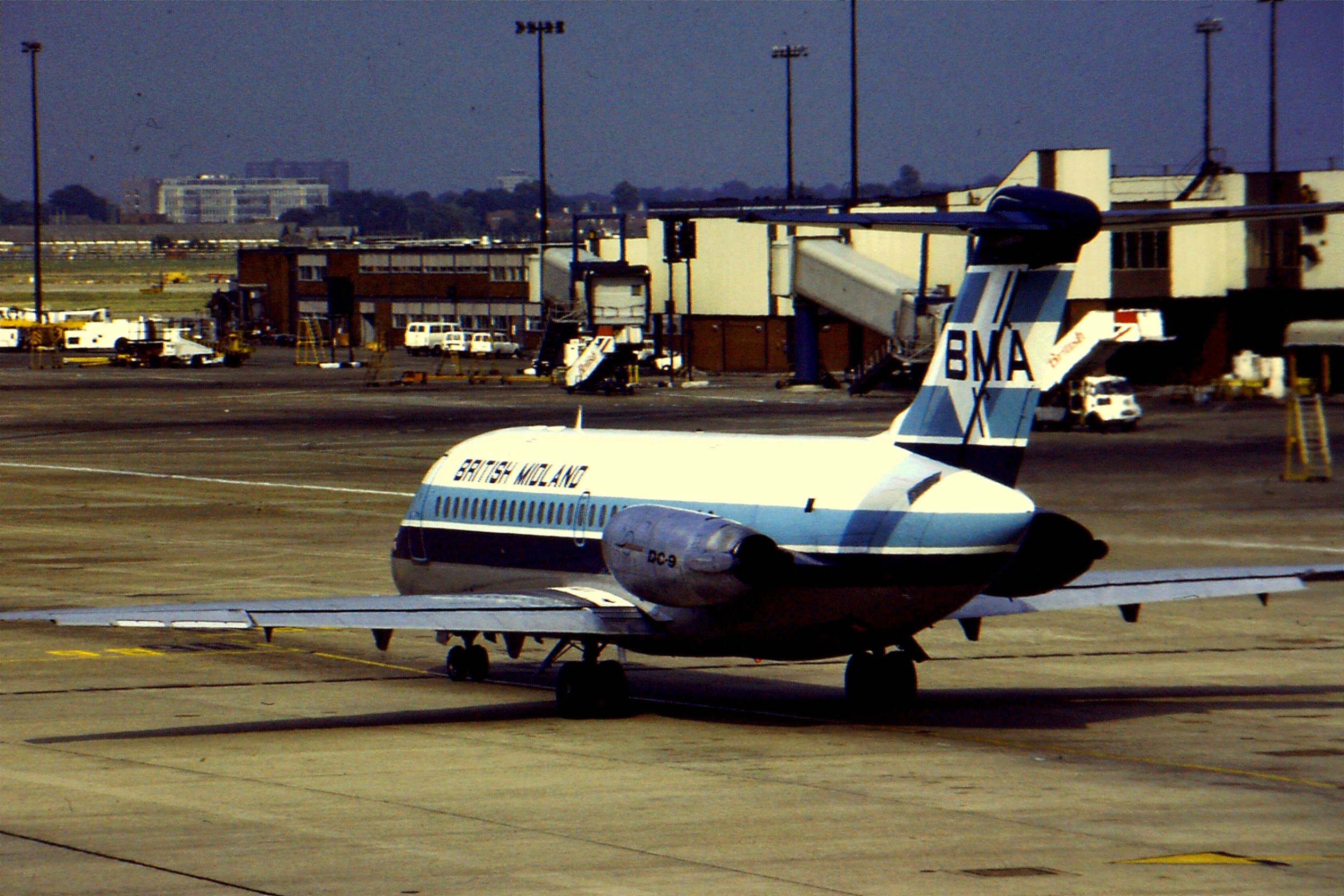 Douglas DC-9-15 aircraft profile