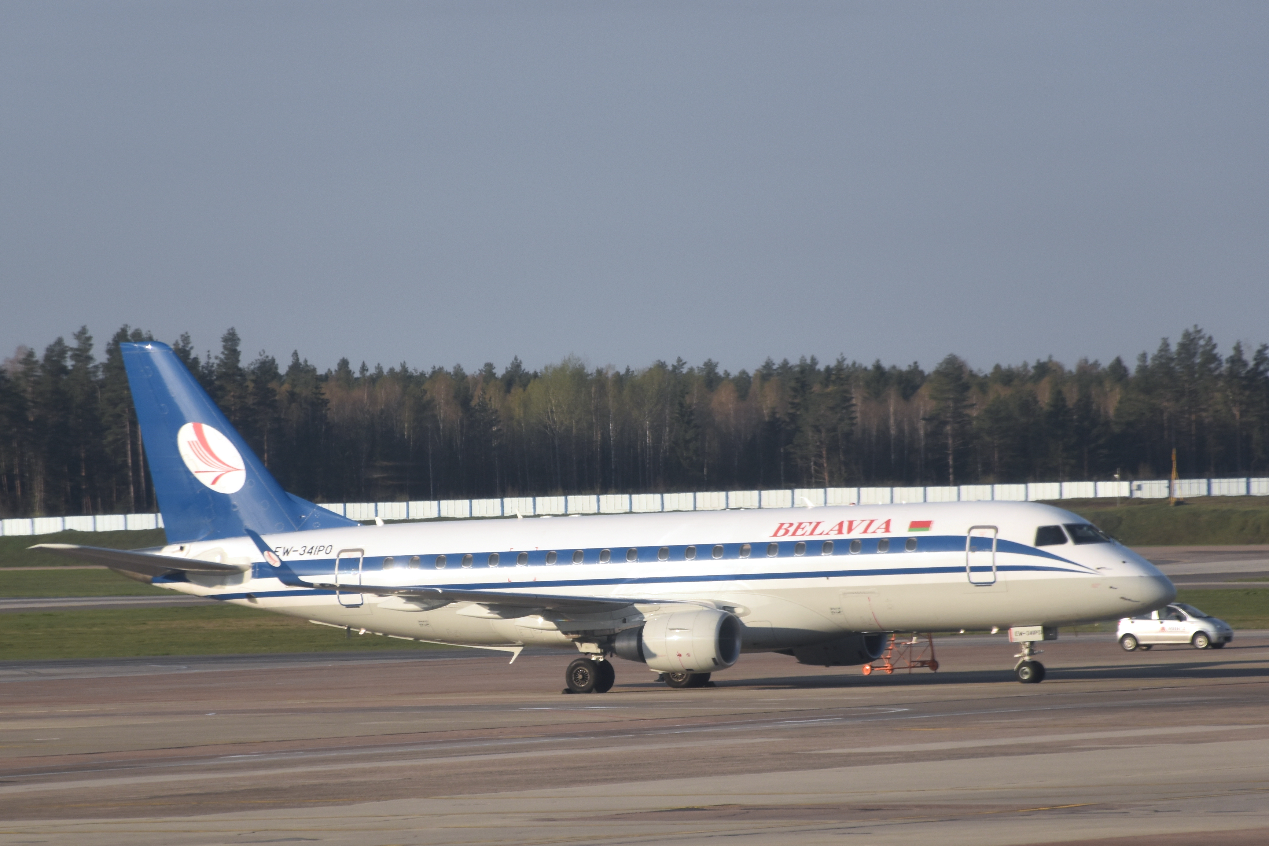 Embraer ERJ-175 aircraft profile