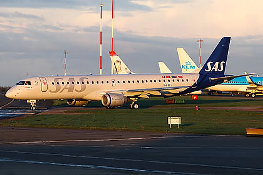 Embraer ERJ-195LR (ERJ-190-200 LR) aircraft profile
