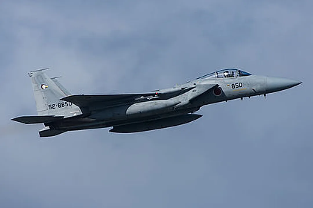 F-15J/Bombardier DHC-8-402 aircraft profile