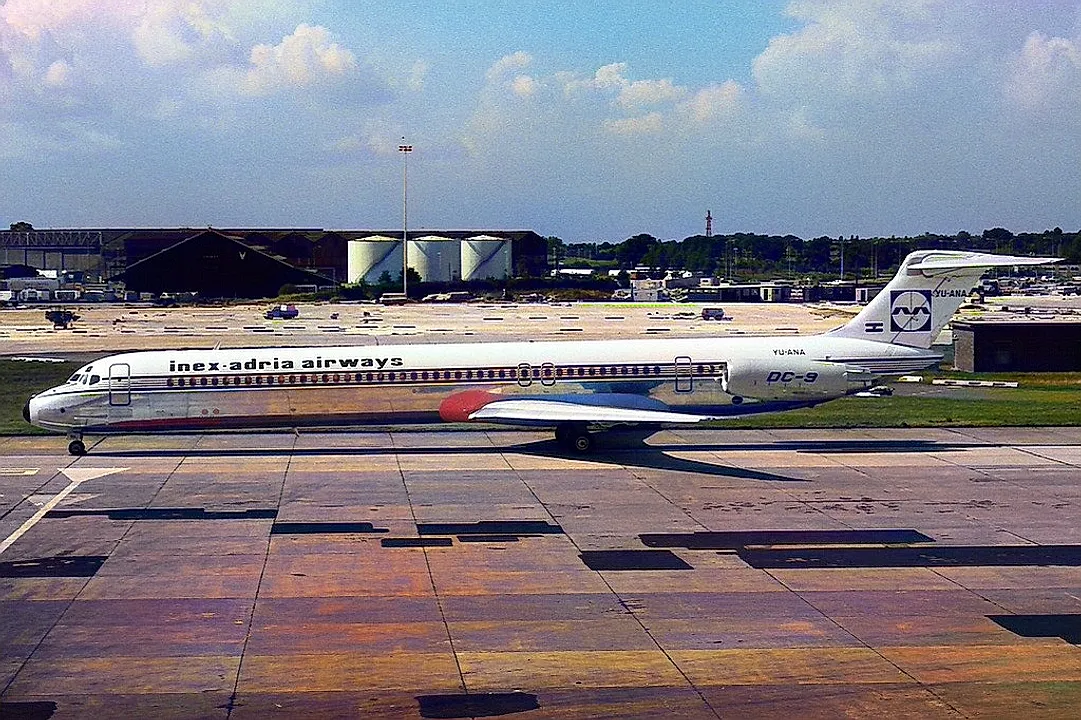 McDonnell Douglas DC-9-81 (MD-81) aircraft profile