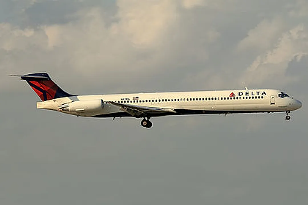McDonnell Douglas MD-88 aircraft profile