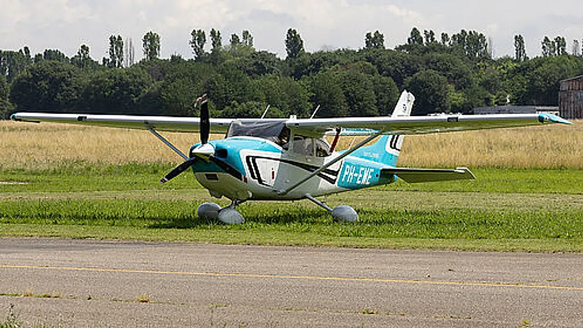 TEXTRON 182T aircraft profile